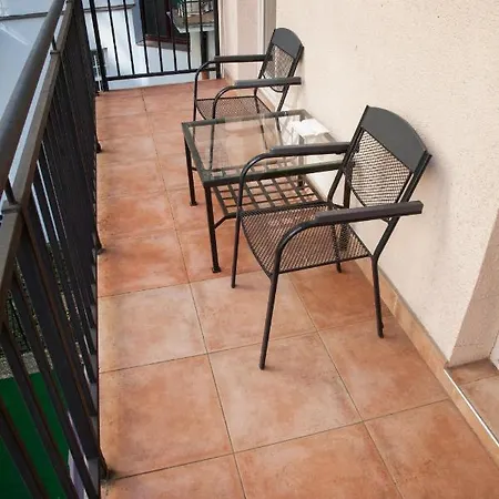 2B Pechackova Family Apartment With Balcony By The River Prague Exterior photo